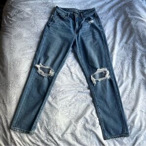 AMERICAN EAGLE | Ripped Mom Jeans